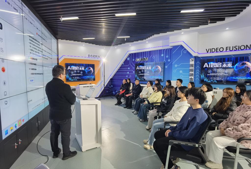 智啟未來，AI時(shí)代的中國力量——黔南民族師范學(xué)院“蓮山學(xué)子”計(jì)算機(jī)信息技術(shù)推廣主題班會